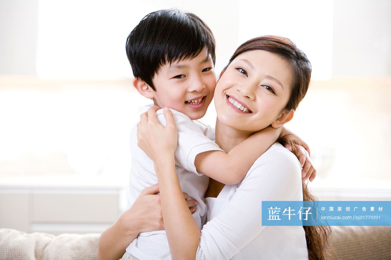 妈妈抱着儿子