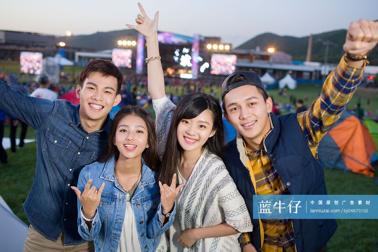 年轻人参加音乐节