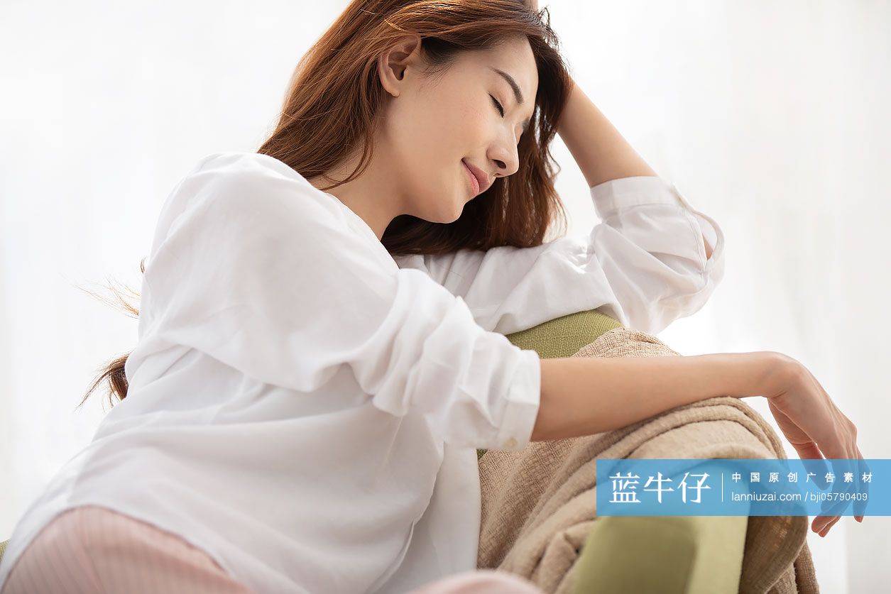 年轻女士在家休息