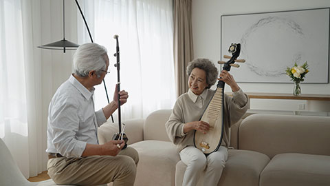 Cheerful senior Chinese couple playing traditional musical instruments,4K