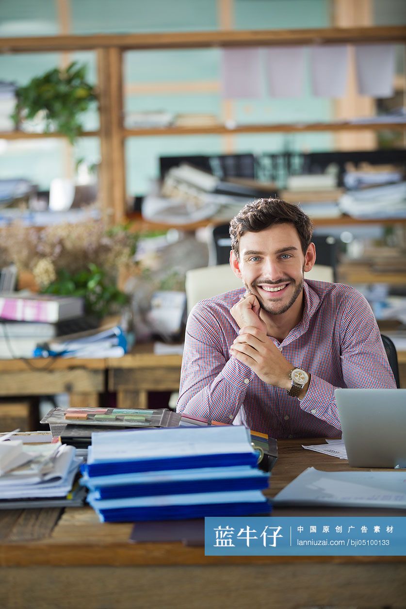 男建筑设计师在办公室的肖像