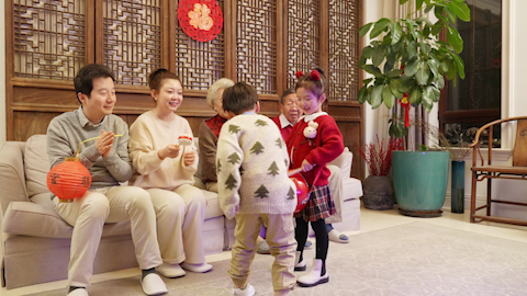 快乐家庭一起看电视