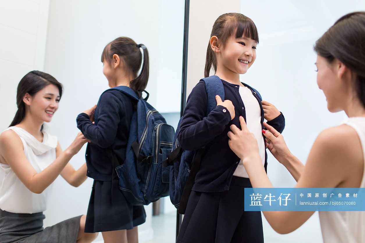 年轻妈妈送孩子去上学