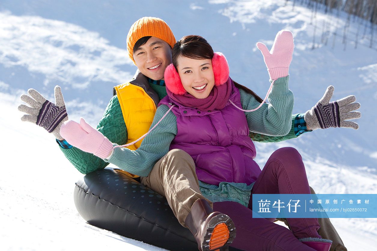 时尚青年男女在滑雪场玩耍-蓝牛仔影像-中国原创广告影像素材