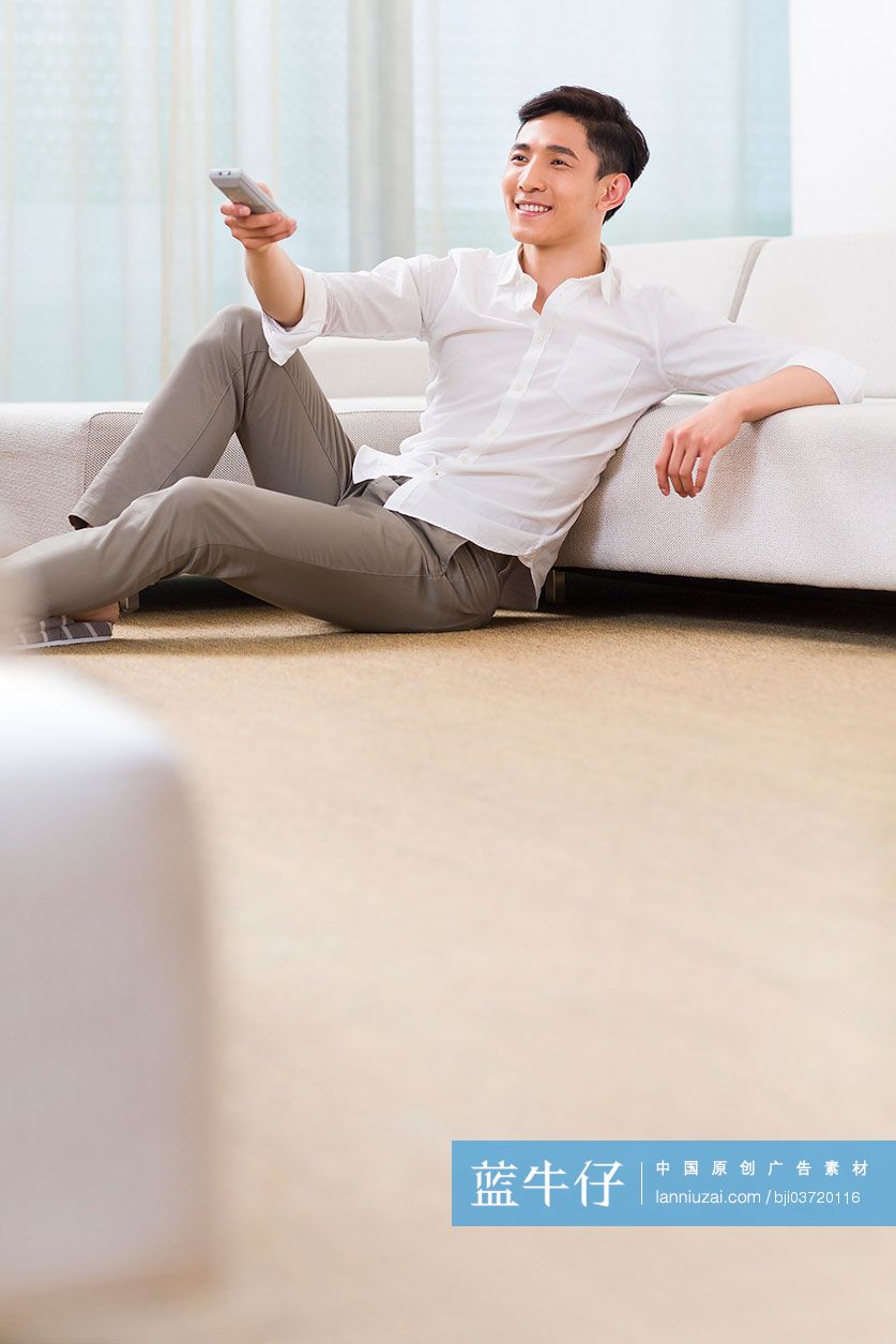 年轻男子在家看电视