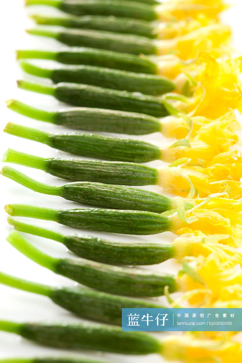 新鲜小黄瓜排成一列