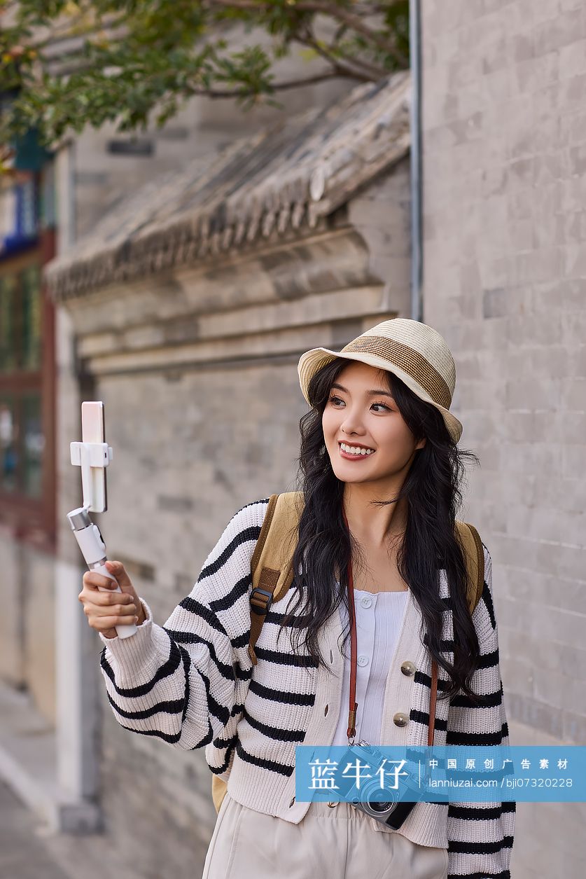 快乐的年轻女性在北京旅游