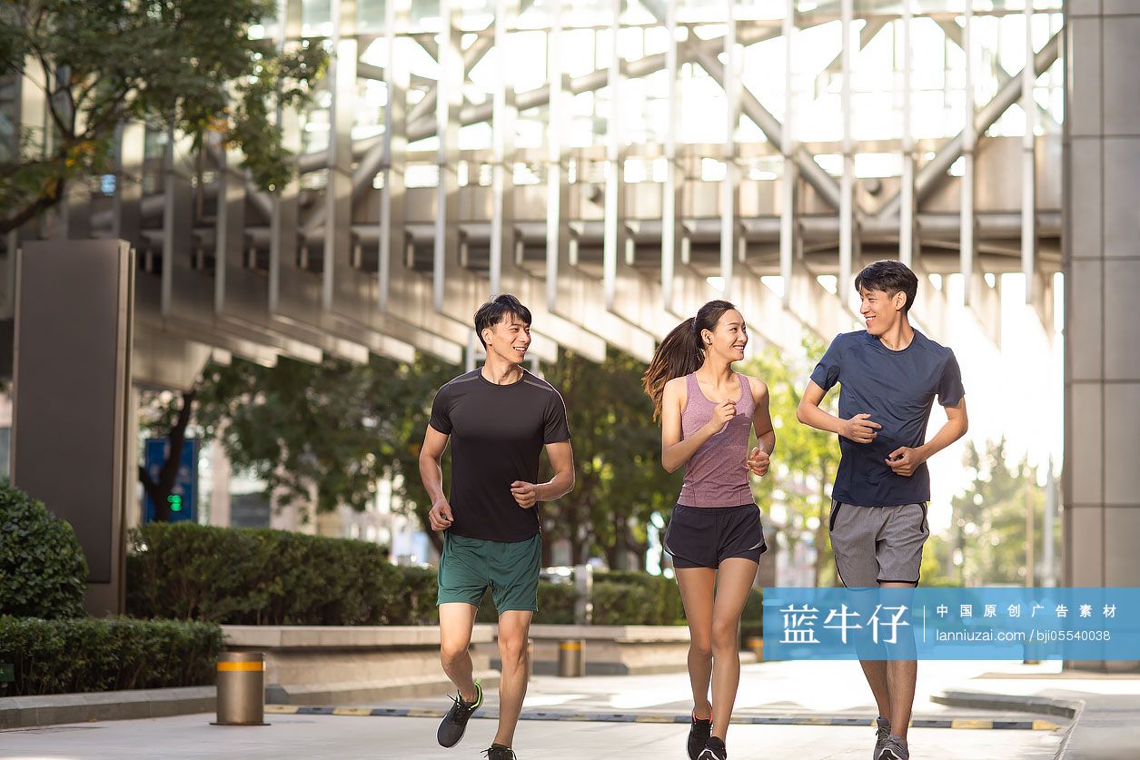 年轻人户外跑步