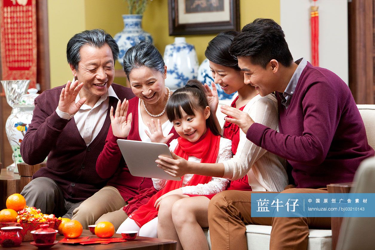 一家人新年用平板电脑视频聊天