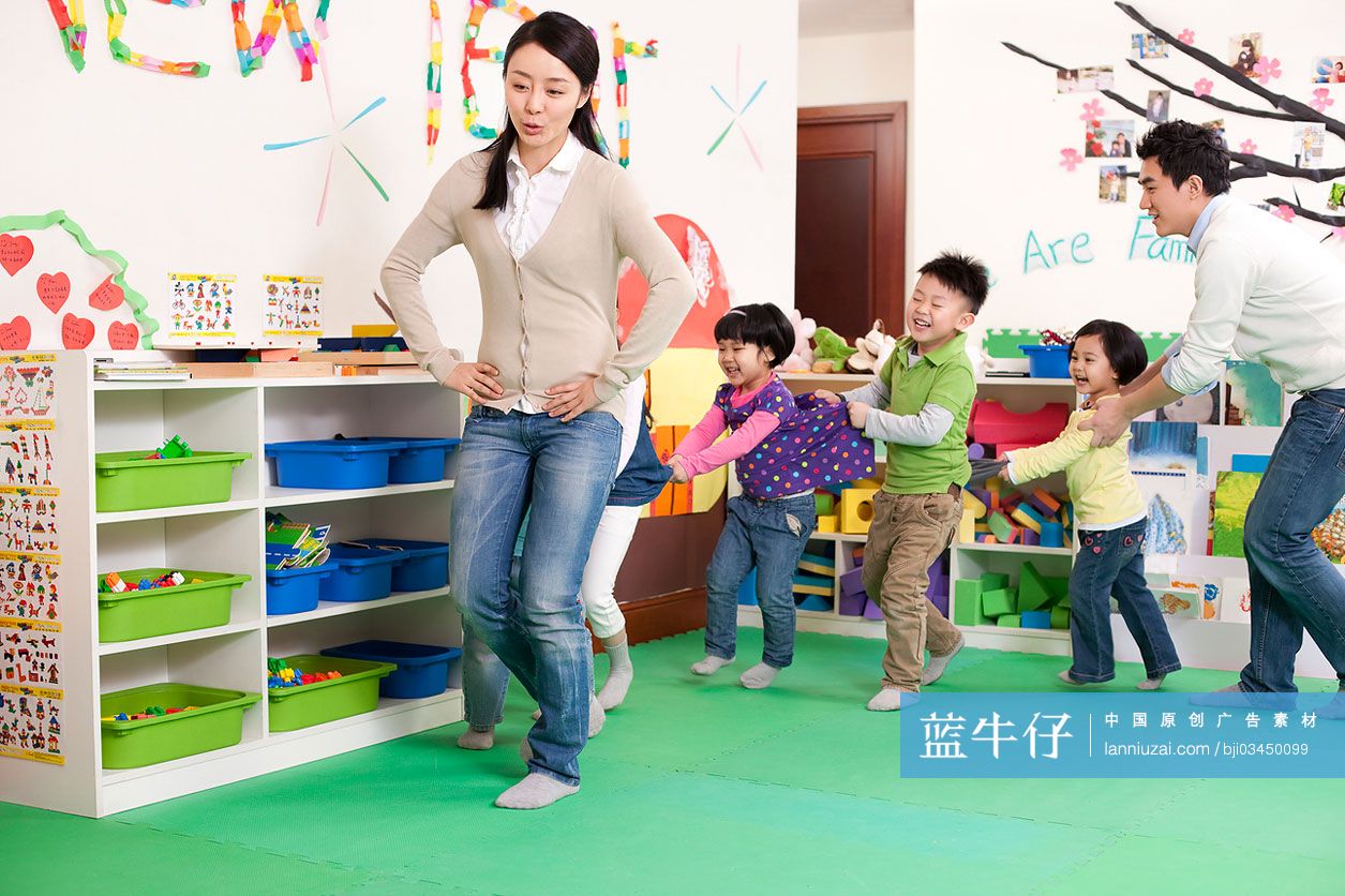 幼儿园小朋友和老师玩开火车游戏