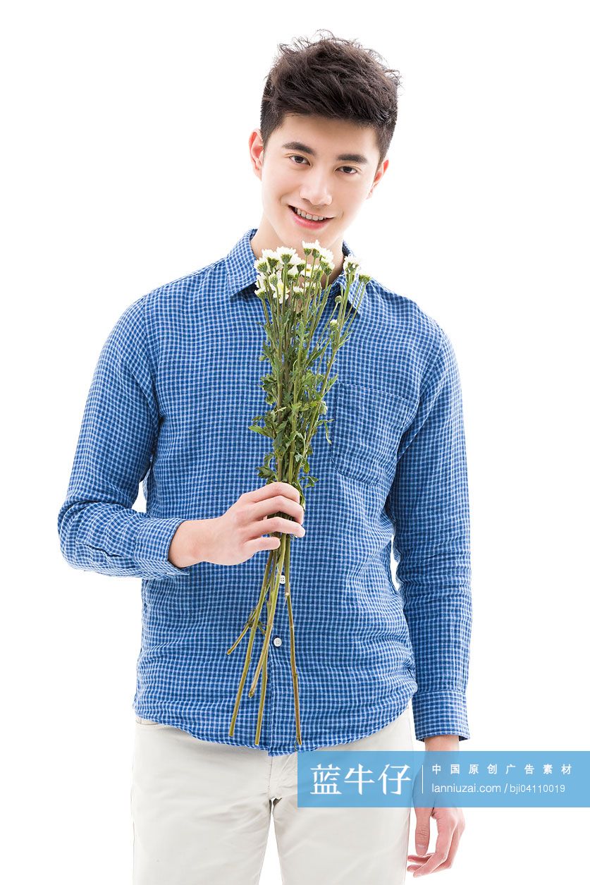 年轻男子拿着一束花