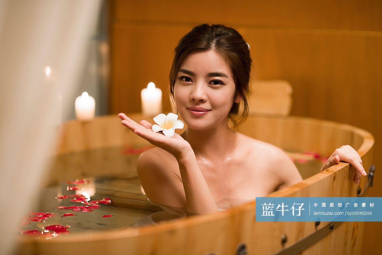 年轻情侣泡花瓣浴-蓝牛仔影像-中国原创广告影像素材
