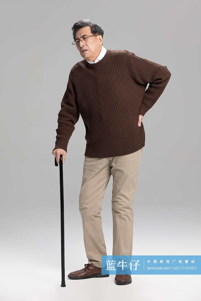 老年男子身体不适