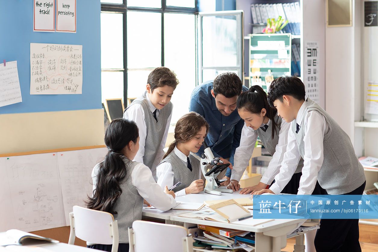 学生在教室使用显微镜