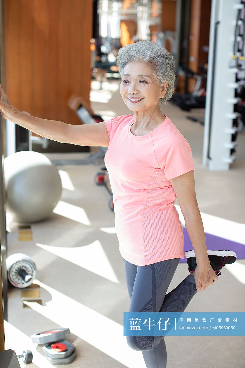 老年女士在健身房拉伸