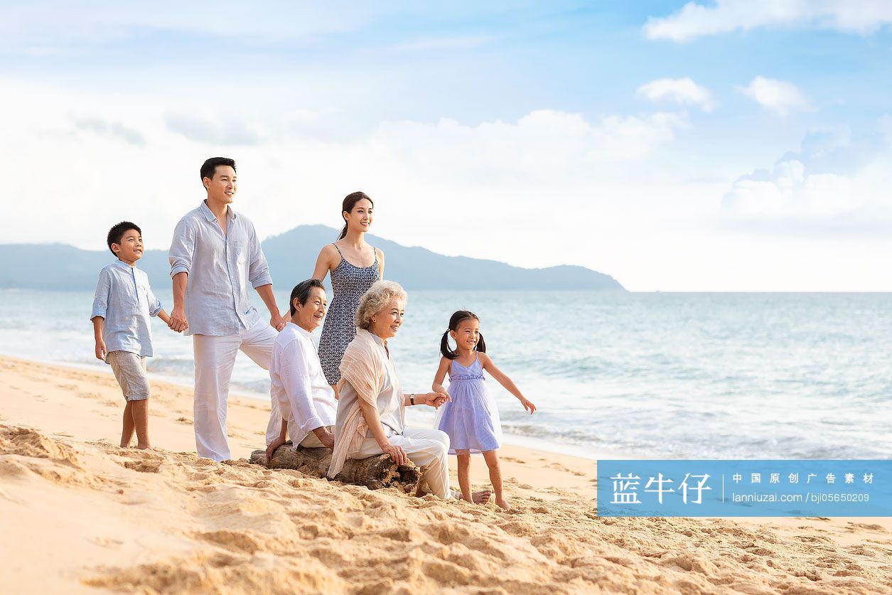 快乐家庭在海边度假