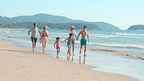 快乐的家庭在海边玩耍