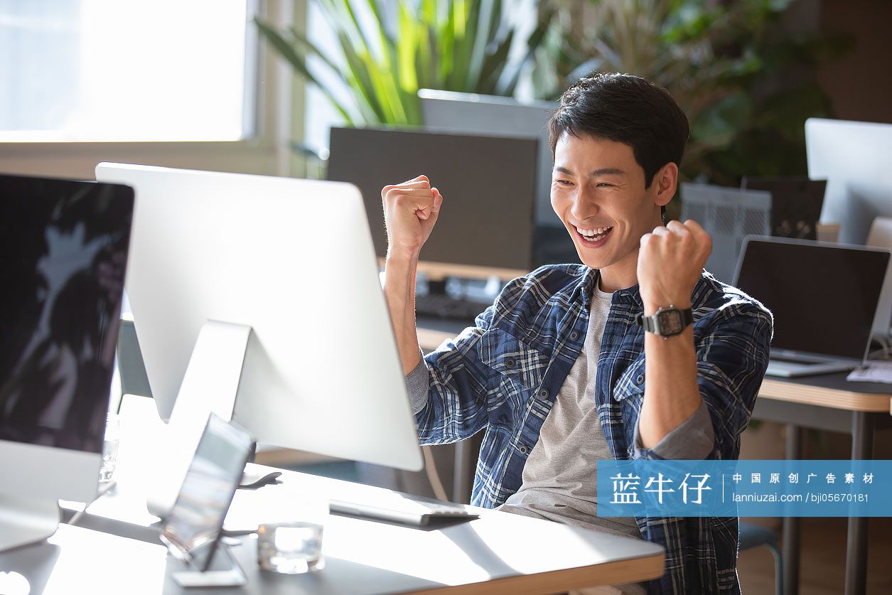 年轻大学生使用电脑