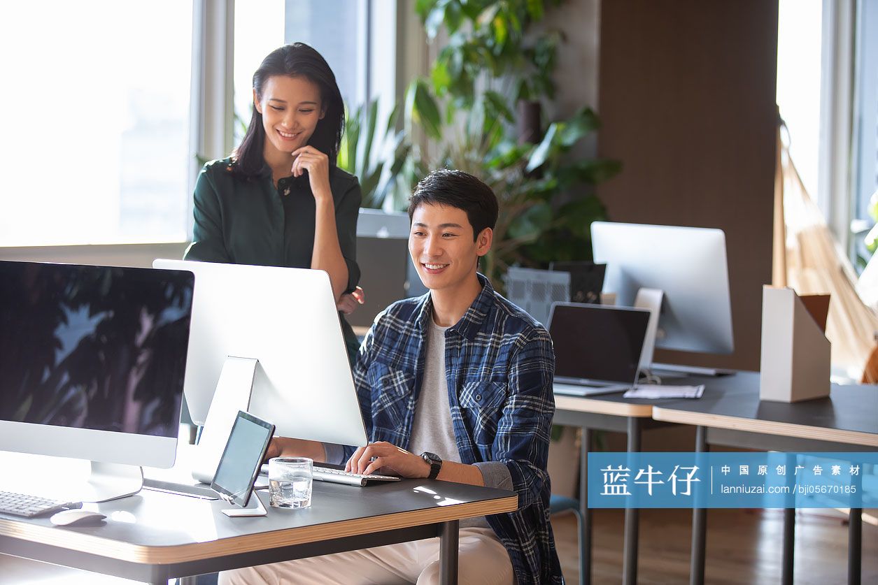 年轻大学生使用电脑