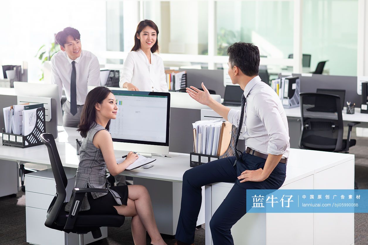 成功商务人士在办公室讨论