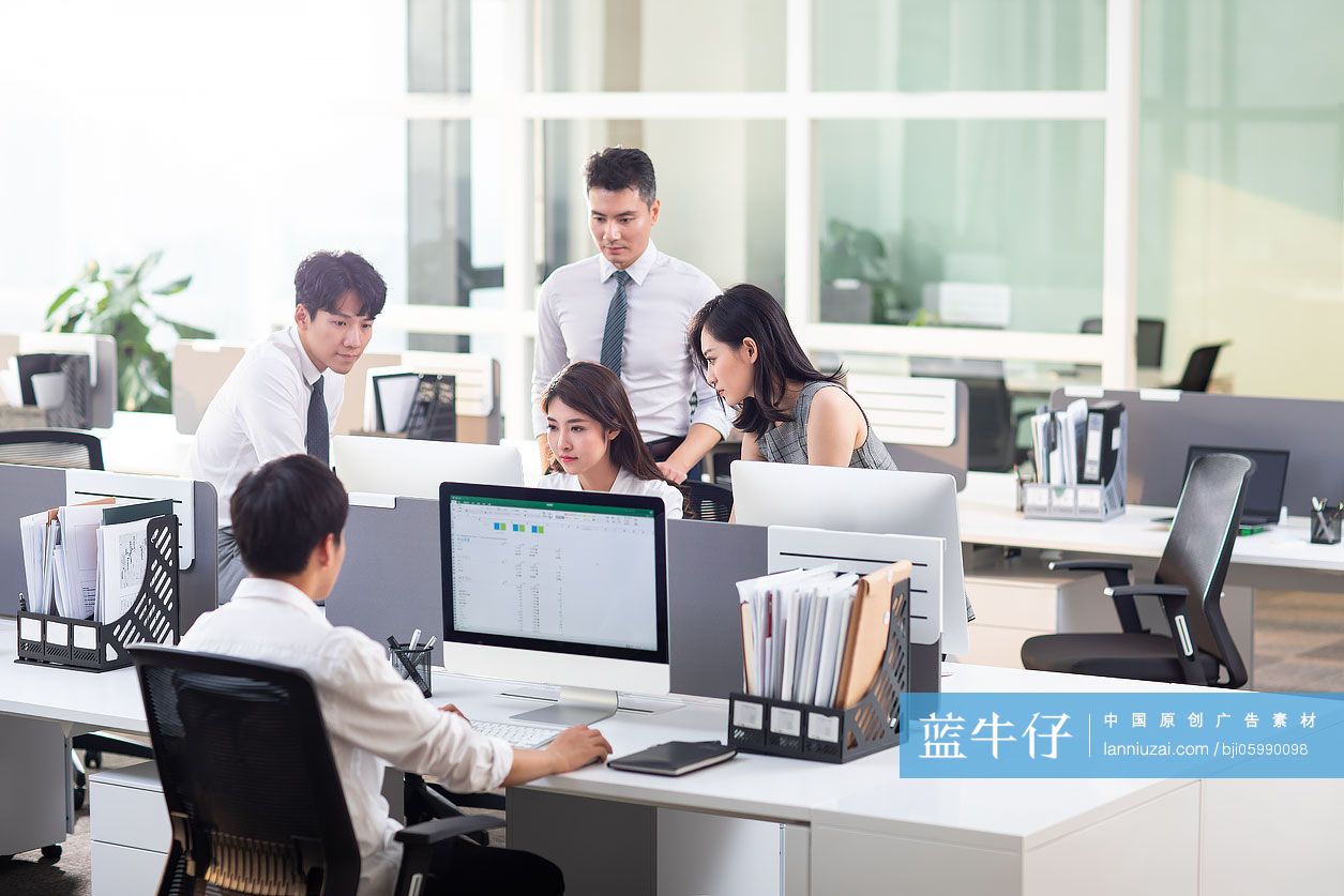 商务人士在办公室使用电脑工作