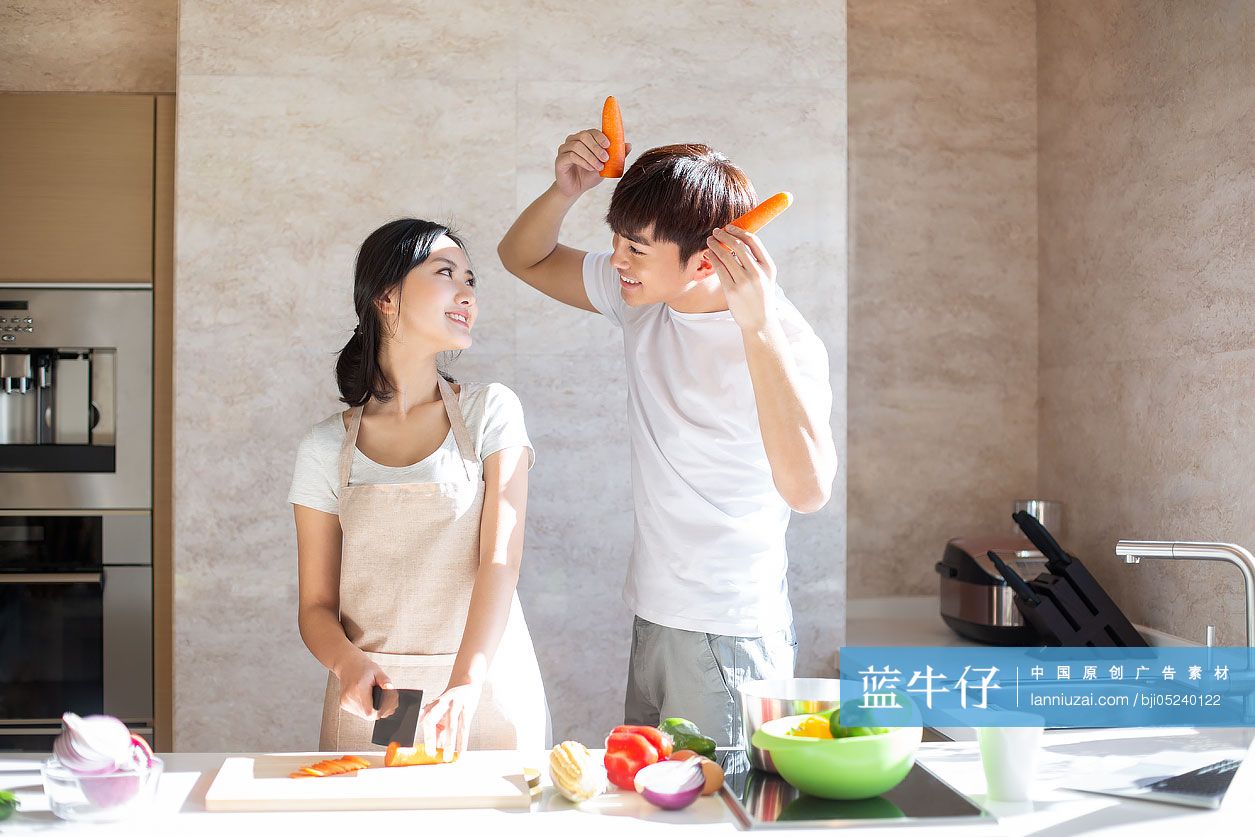 年轻情侣在厨房做饭-蓝牛仔影像-中国原创广告影像素材