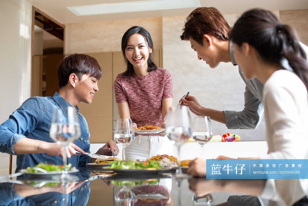年轻朋友在家聚餐