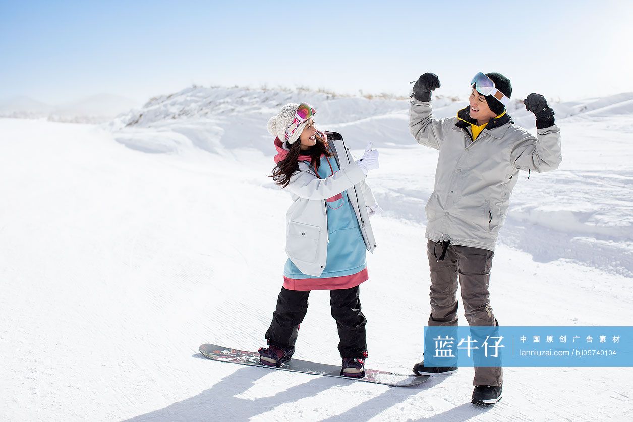 快乐的年轻情侣在滑雪场滑雪