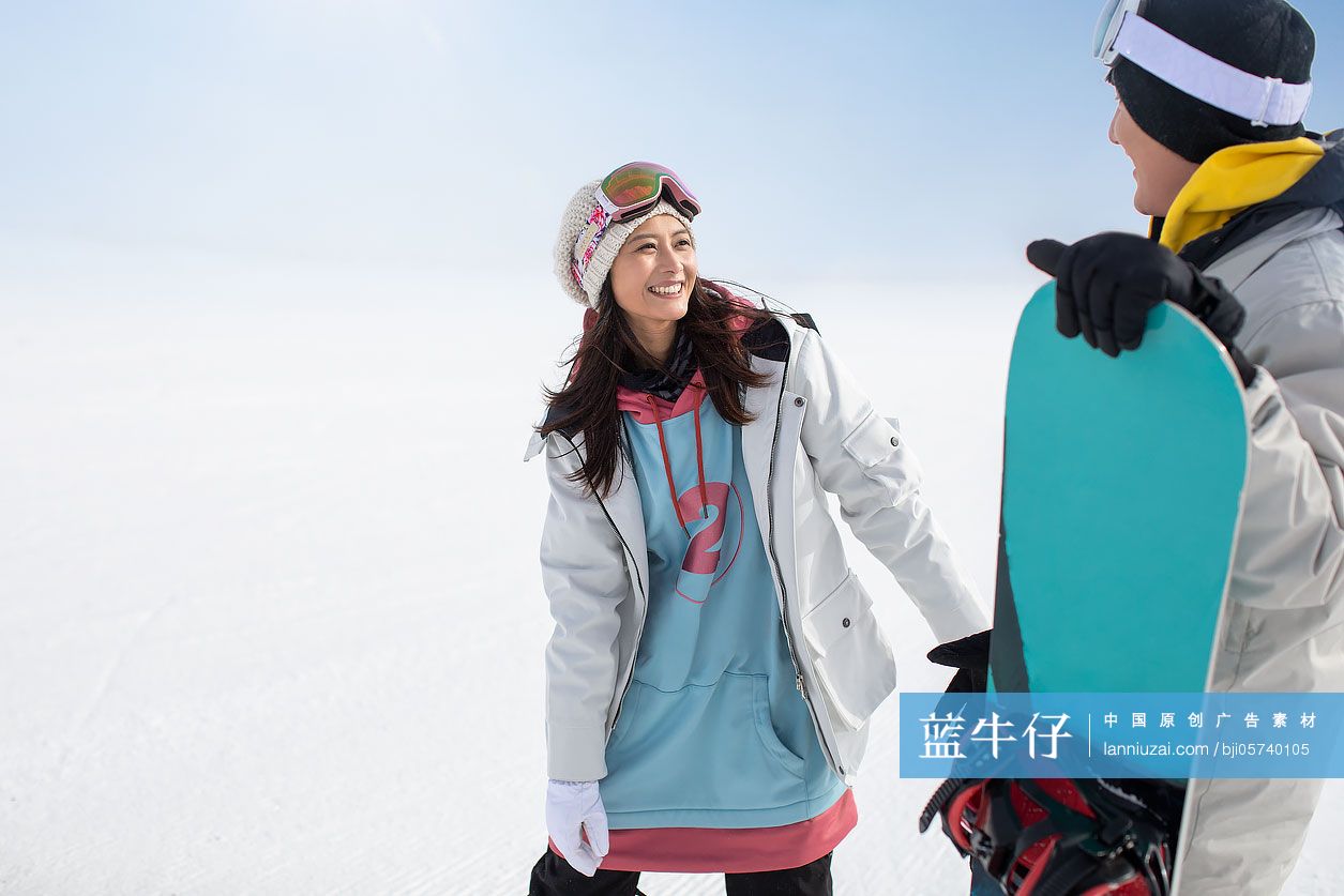 快乐的年轻情侣在滑雪场滑雪