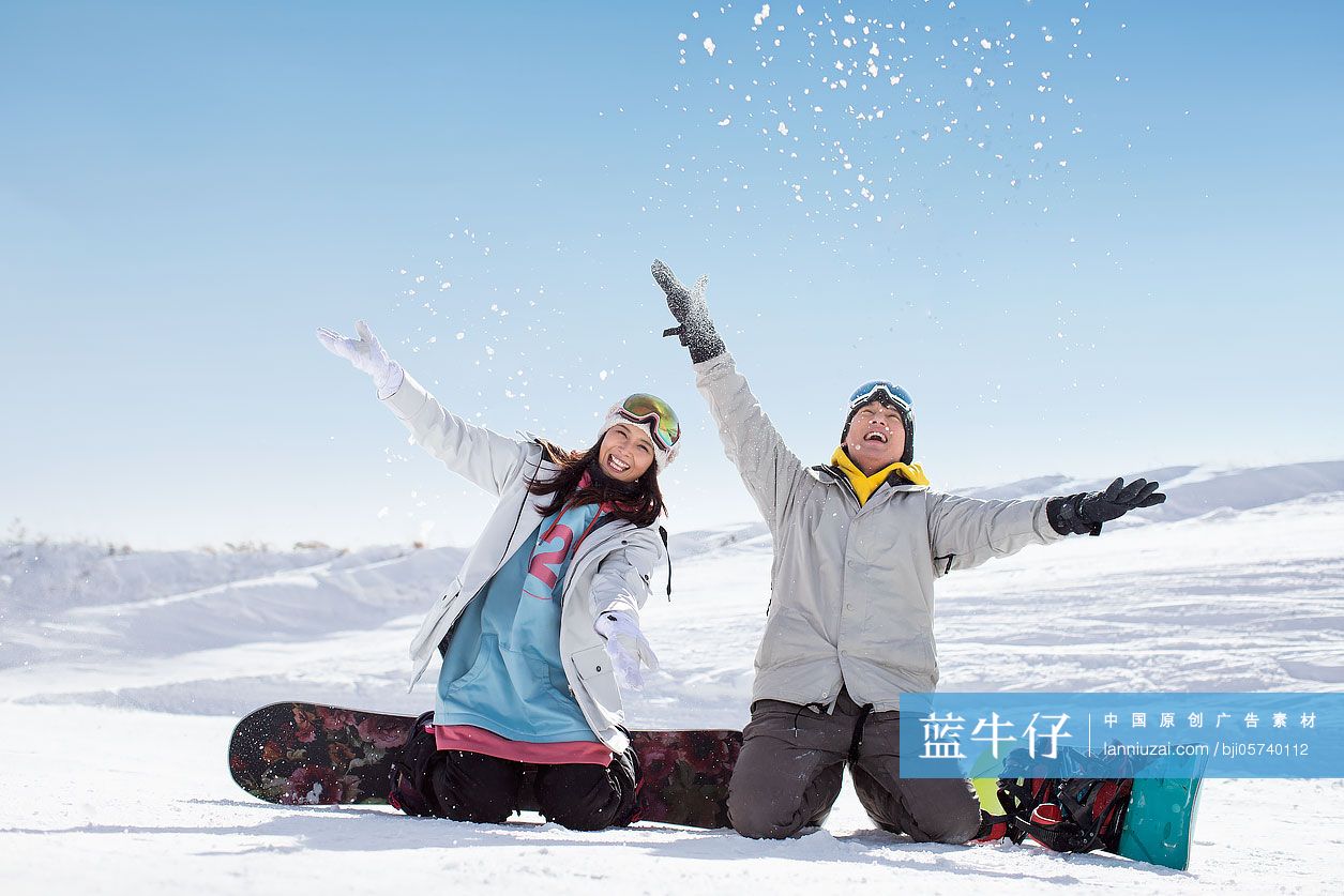 快乐的年轻情侣在滑雪场滑雪-蓝牛仔影像-中国原创广告影像素材