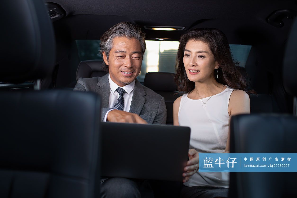 成功商务人士在车里使用笔记本电脑