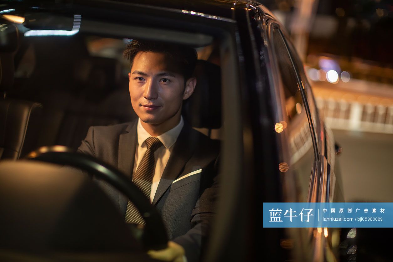 成功商务男士开车