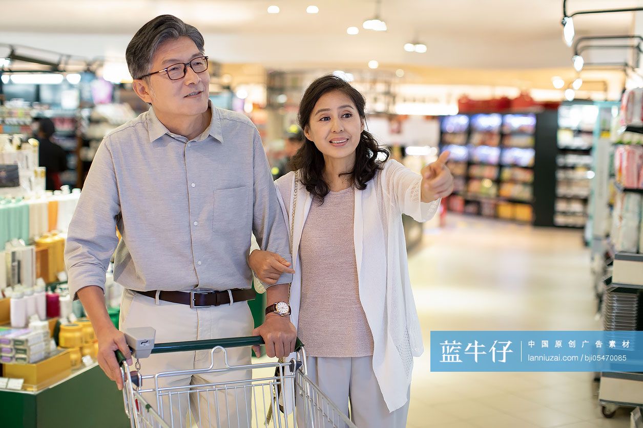 中老年夫妇一起逛超市
