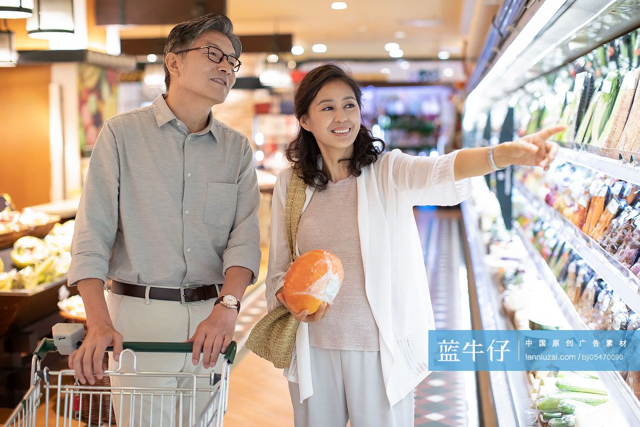 中老年夫妇一起逛超市