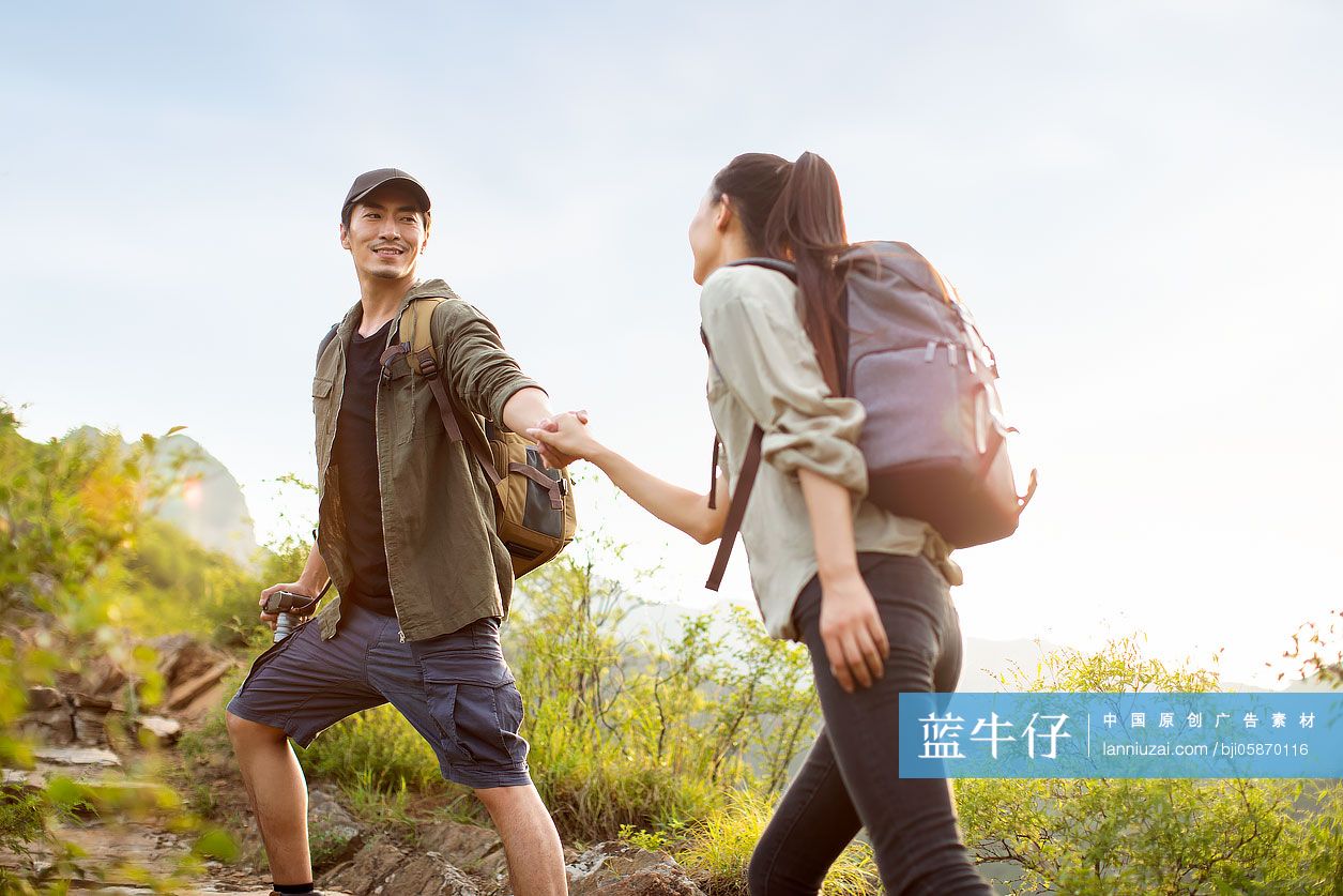 年轻情侣户外徒步旅行