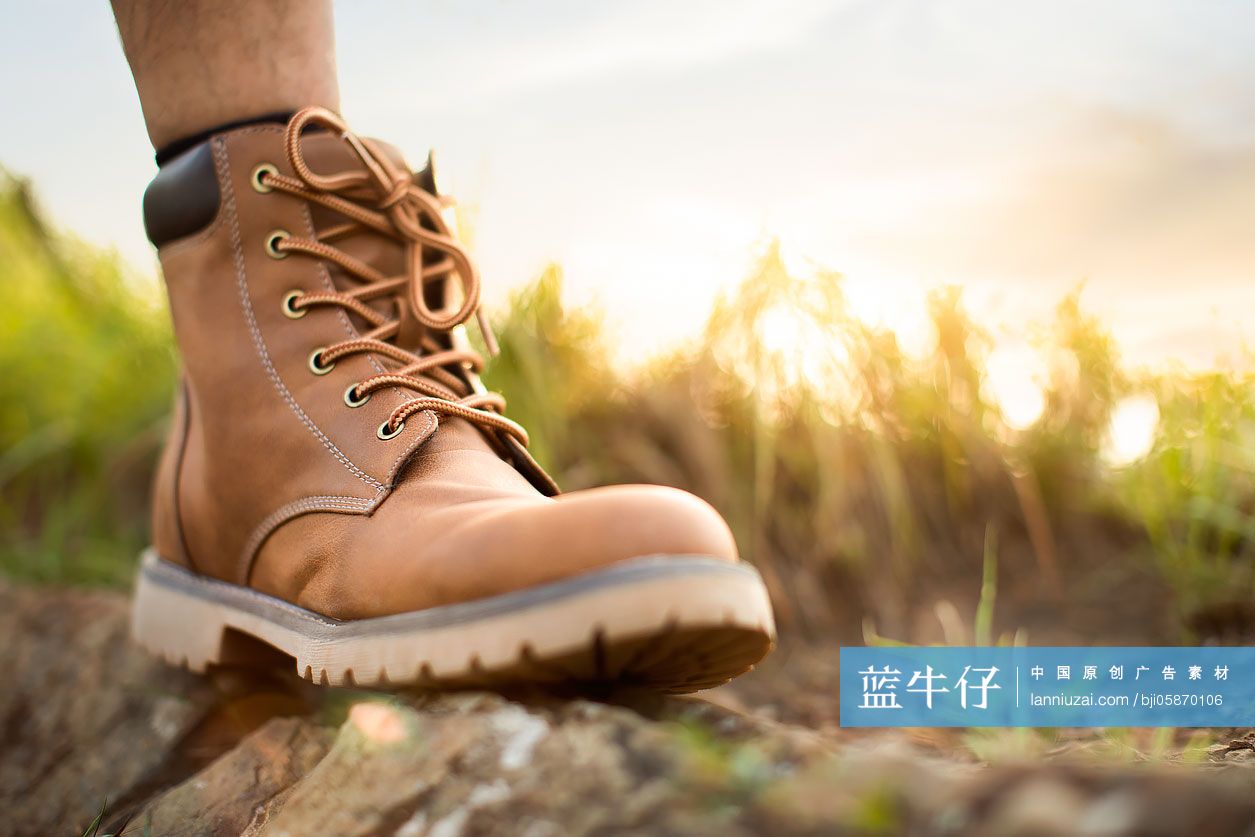 年轻人户外徒步旅行