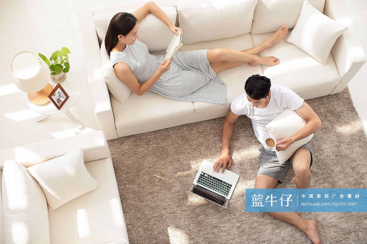 年轻情侣在家放松