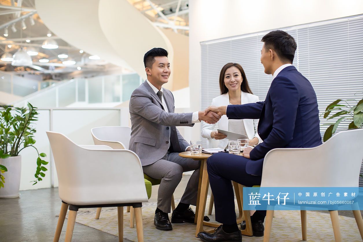 商务人士谈话