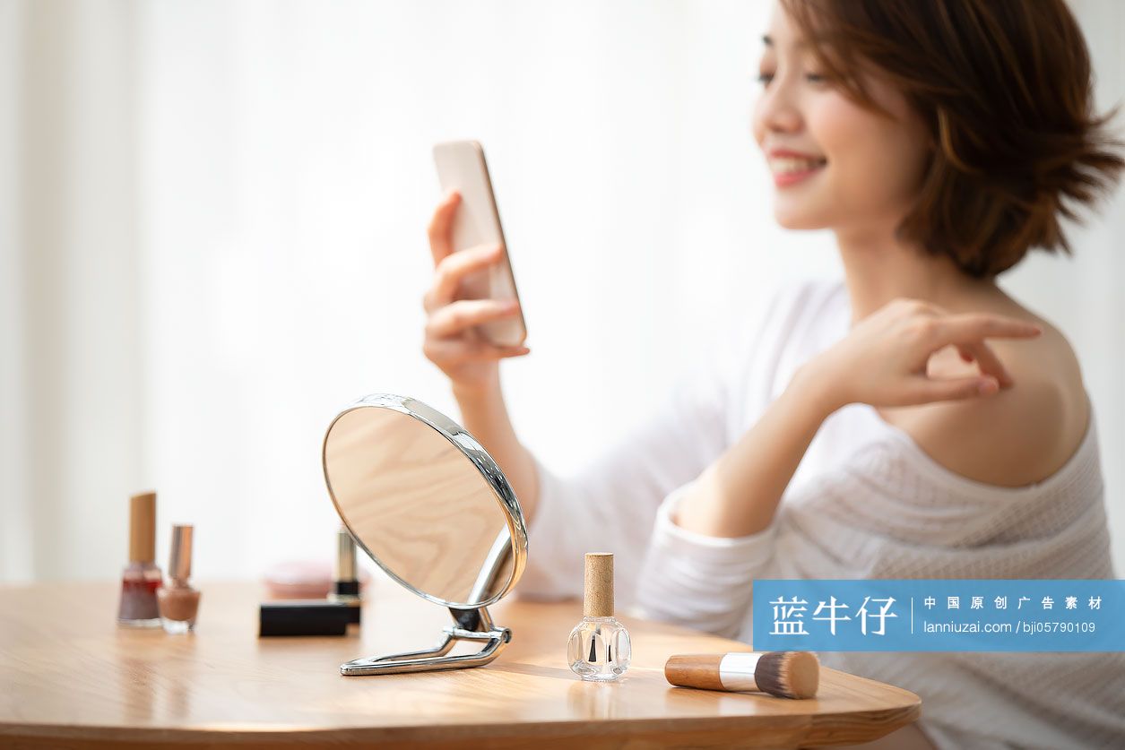 年轻女士在家使用手机