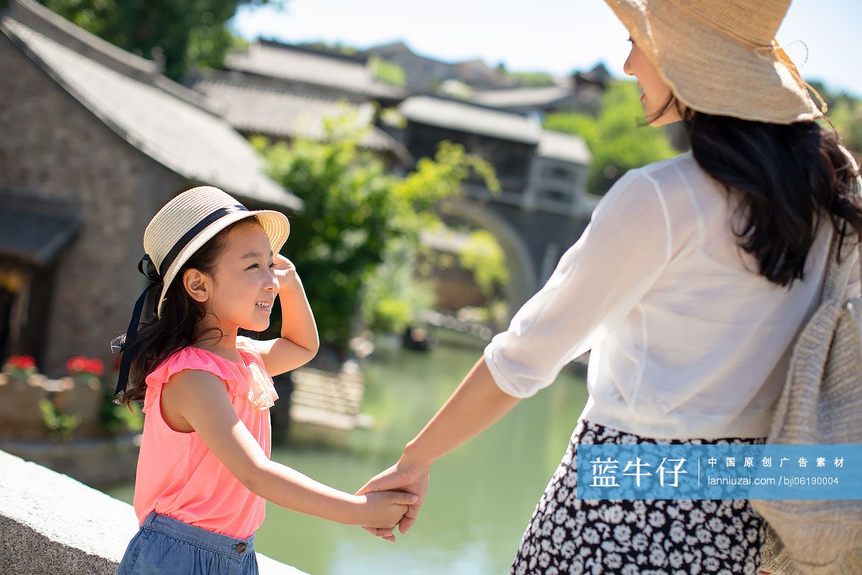 母女俩旅游度假