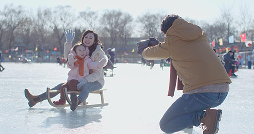 年轻家庭在冰上照相