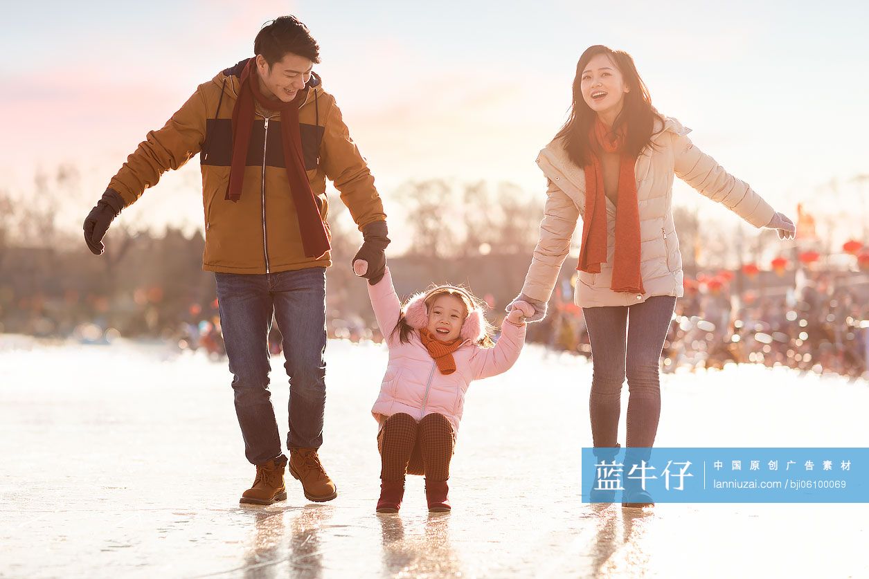 年轻家庭在户外玩雪橇