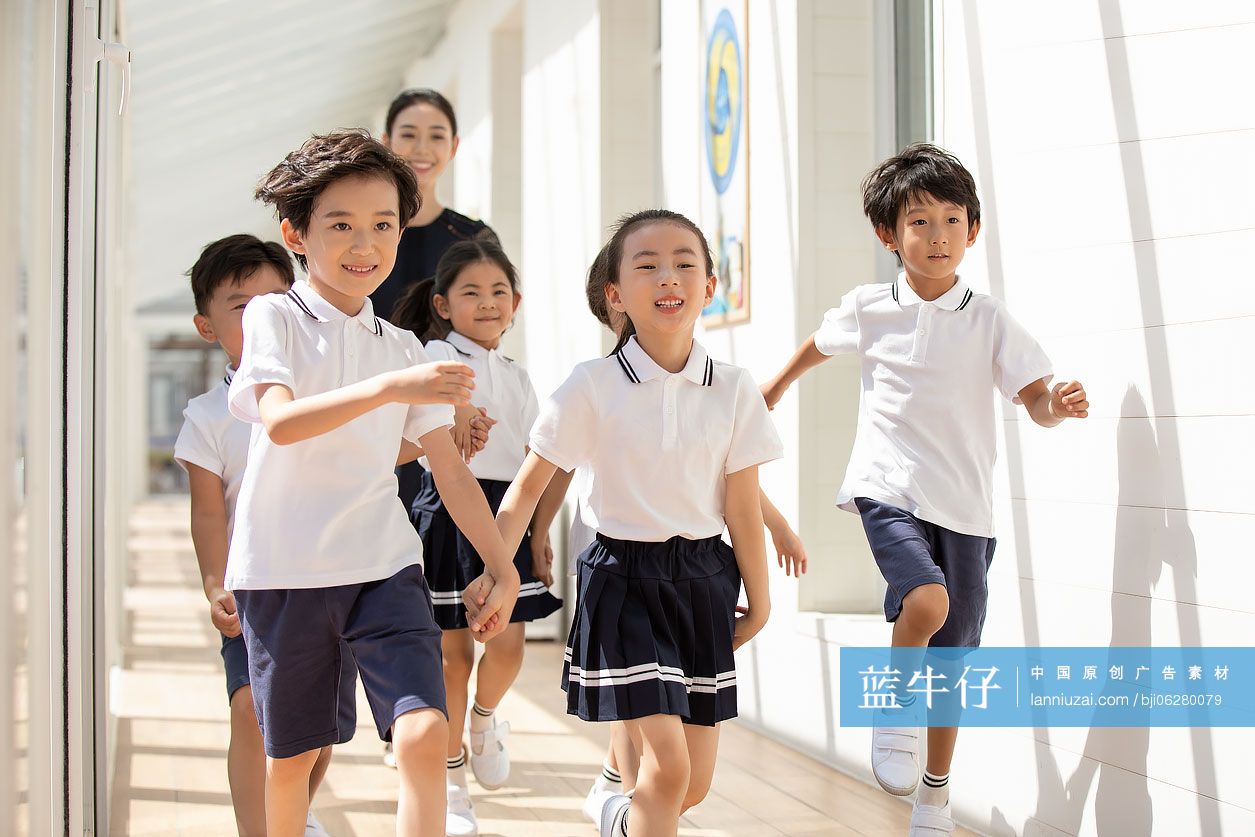 幼儿园老师和孩子在学校走廊里