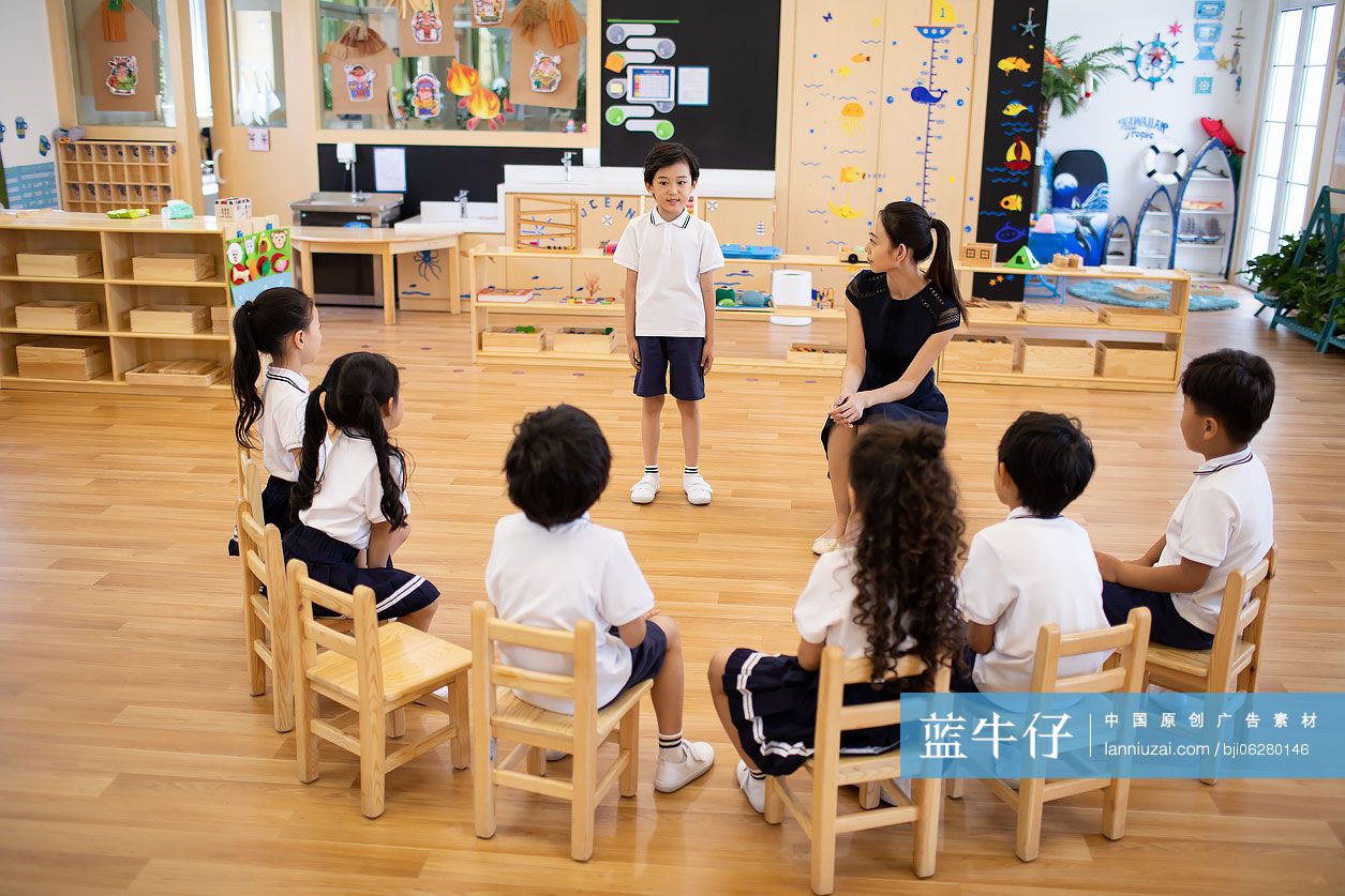 幼儿园老师给孩子上课
