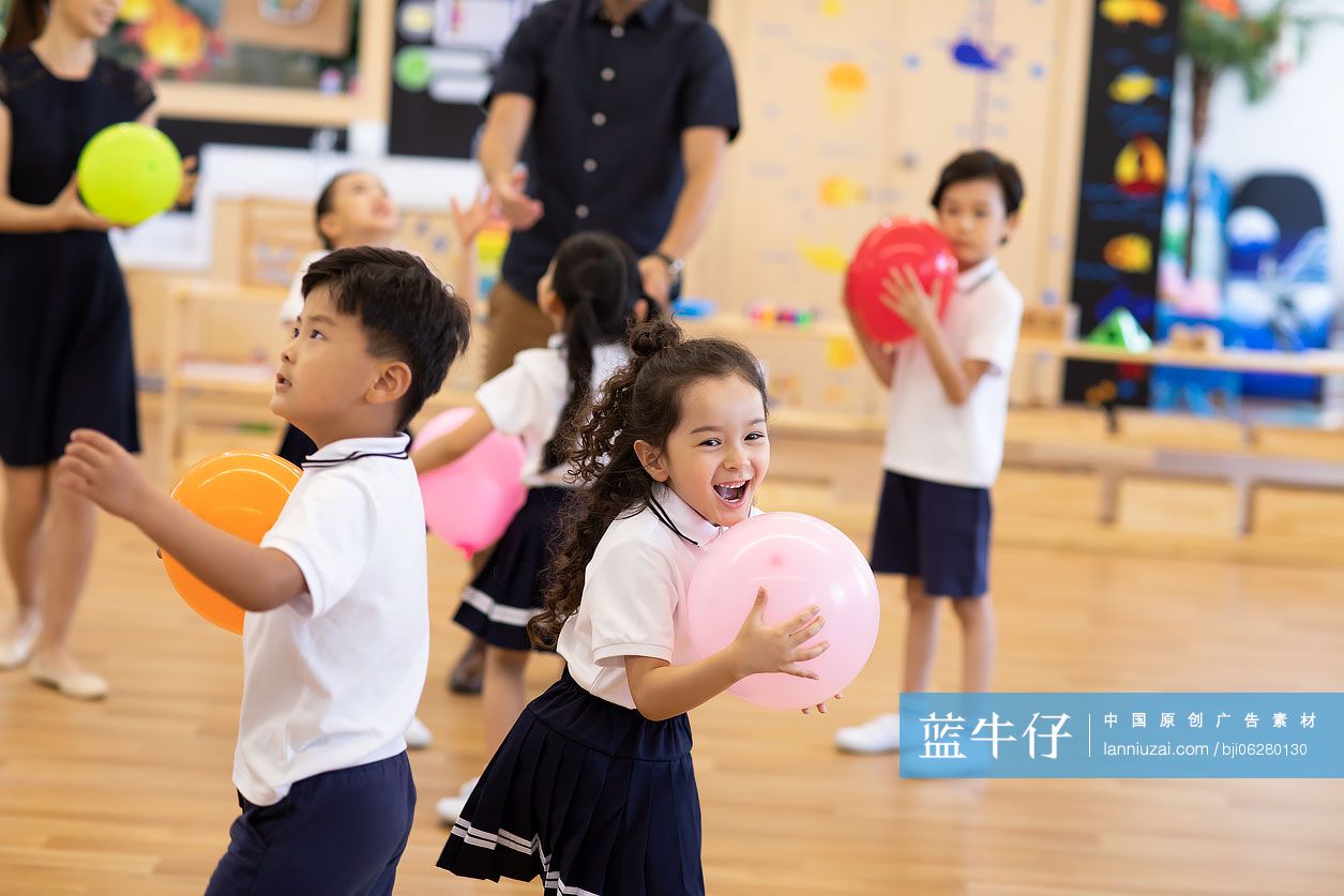 幼儿园老师和孩子一起玩耍