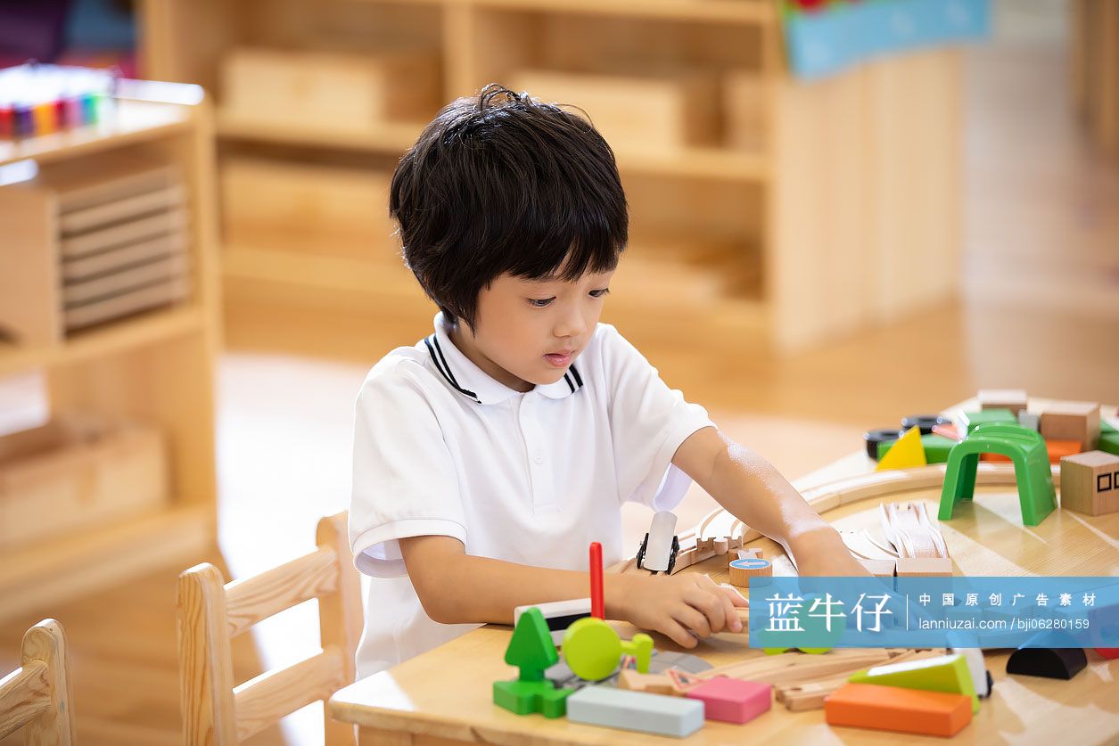 小男孩在教室玩火车模型