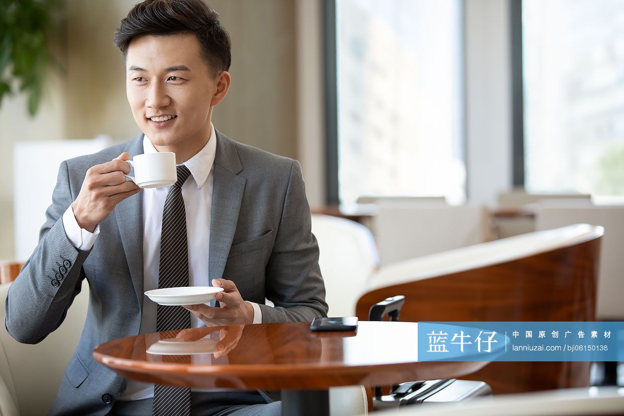 商务男士在候机室喝咖啡