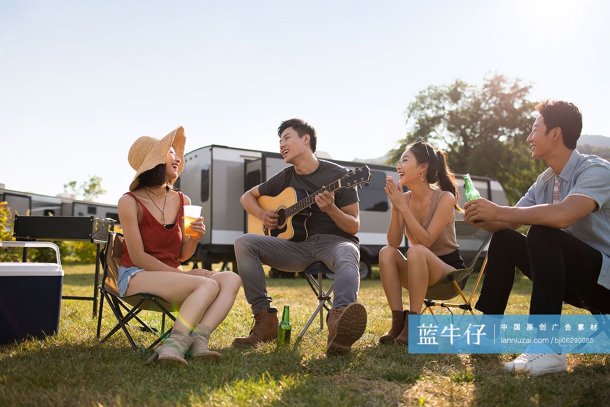 快乐的年轻朋友户外聚会