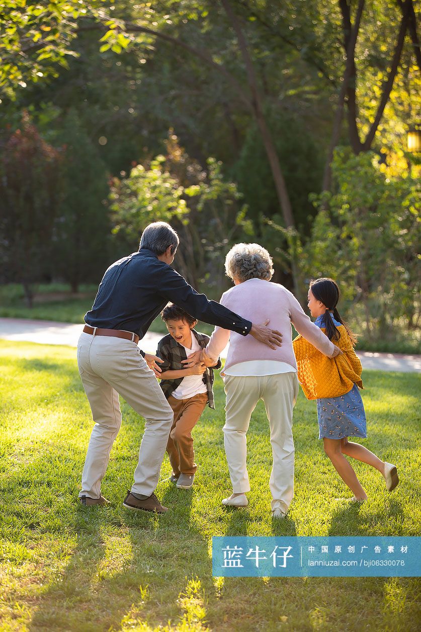 快乐家庭在公园玩耍