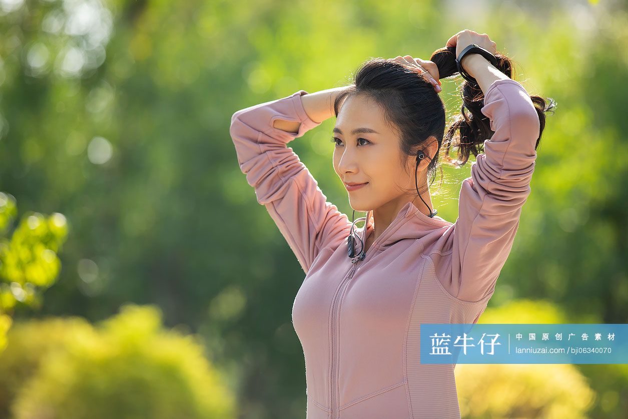 年轻女士在公园准备晨练